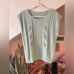 Vintage sage green embroidered sweater vest!🌿🍃 Size Large